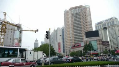 Çin-Eyl 08, 2016: Kentsel kavşak sokak, meşgul insanlar, inşaat vinç.