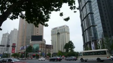 Çin-Eyl 08, 2016: Kentsel kavşak street, meşgul insanlar, ağaçlar, cam Giydirme Cephe.