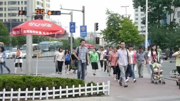 China-sep 08.2016: urbane kreuzungsstraße, belebte menschen. — Stockvideo