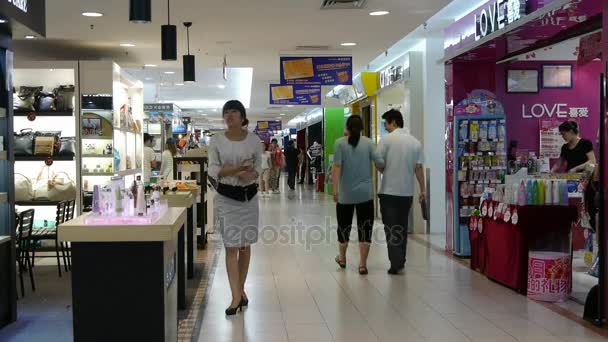 China-Sep 08,2016: cliente en la escena de centros comerciales, ambiente moderno de la ciudad . — Vídeos de Stock