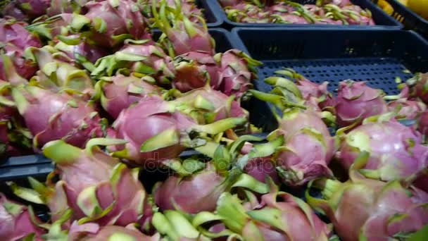 Fruta del dragón y naranjas en el supermercado . — Vídeo de stock