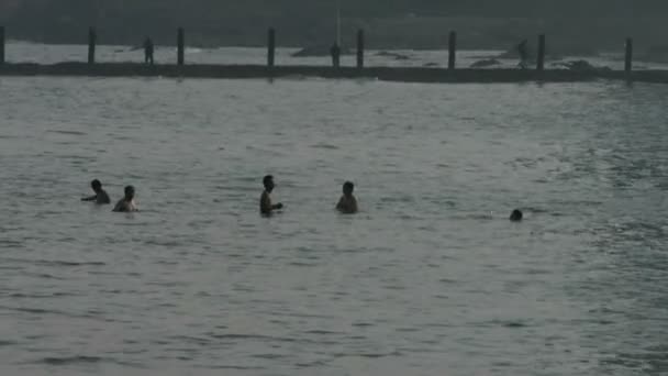 China-Sep 08.2016: Menschen schwimmen im Ozean und verlassen sich auf Staudämme. — Stockvideo