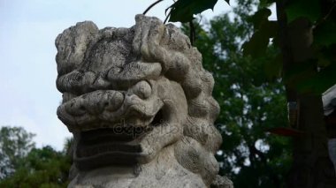 Taş aslan, tarihi anıtlar.