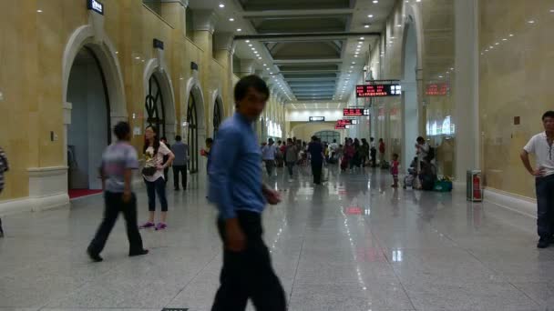 China-Sep 08,2016: La sala de espera de la estación de tren, chino de China . — Vídeos de Stock