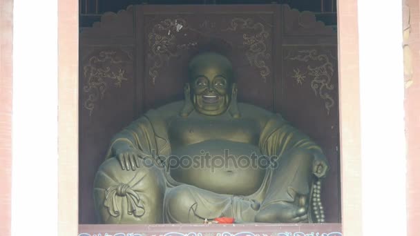 Sierra estatua de Bodhisattva Maitreya, entrar en el patio de la puerta del antiguo edificio chino — Vídeo de stock
