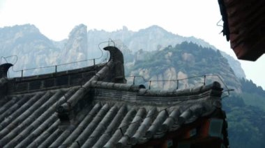 Çin antik tapınak mimarisi ormandaki, bambu dağ tepe.