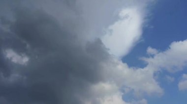 Görkemli bulutlar gökyüzünü kaplıyor, Altocumulus, alacakaranlık.