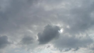 Dağda güvenerek yüksek-rise.City binalar üzerinde bulut. Panoramik Taishan, Ta