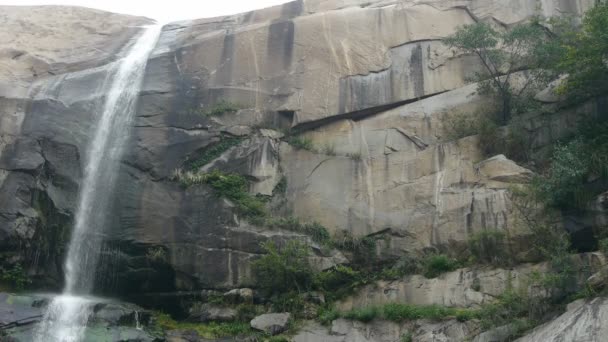 Waterval op kliffen in de bergen, uitmondend in vijver meer. — Stockvideo