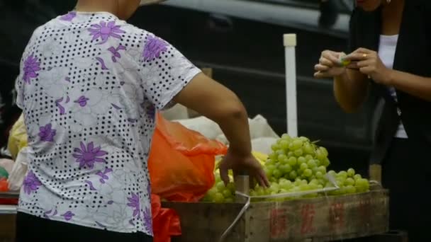 China-Ago 08,2016: Mercado de ferias de la ciudad de China, venta de frutas de uvas . — Vídeos de Stock