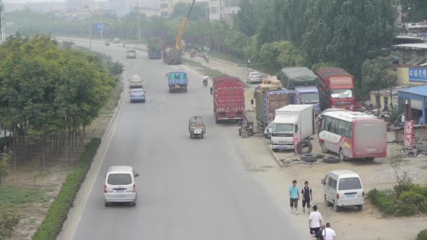 China-Aug 08.2016: Autoreparaturwerkstatt am Straßenrand, PKWs fahren auf Überführungsstraße. Stadtbus — Stockvideo