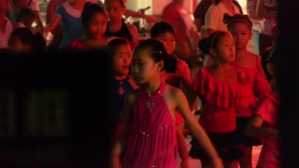 中国-Aug 08，2016年： 跳舞中国儿童在晚上挤在广场. — 图库视频影像
