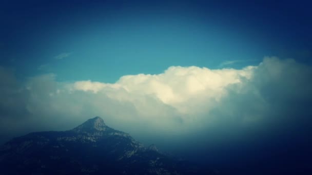 Wolken op de top van heuvel & berg. — Stockvideo