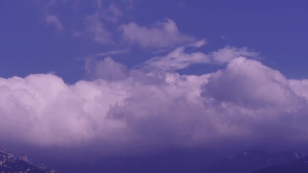 Nuvens no topo da colina & montanha. — Vídeo de Stock