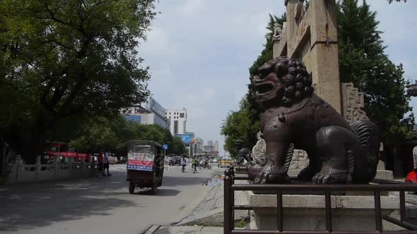 Cina-ago 08,2016: Bronzo metallo pietra leone unicorno & Cina arco di pietra di fronte antica gat città — Video Stock