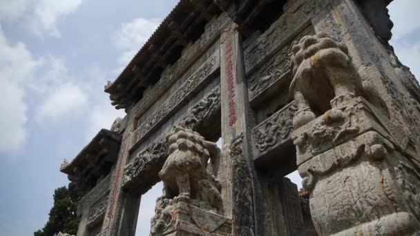 Čína kámen oblouk budova & starověké město brána.pohyb mraků, kámen lvi un — Stock video