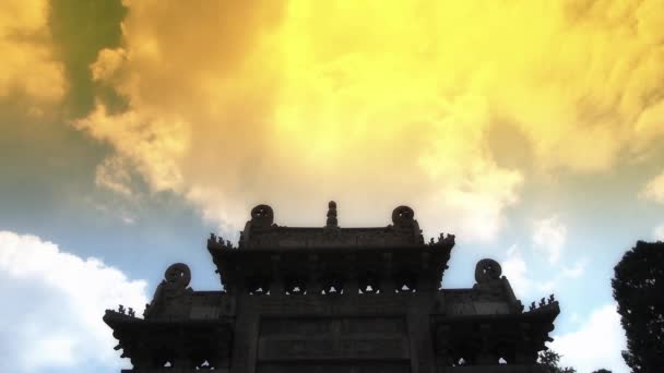 China stenen boog gebouw & oude stad gate.movement van wolken. — Stockvideo