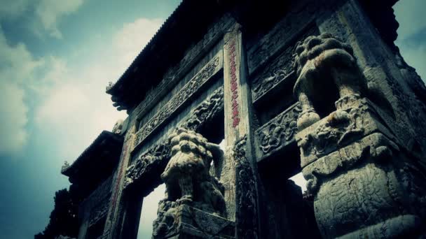 China edificio del arco de piedra y ciudad antigua gate.movement de nubes, leones de piedra un — Vídeo de stock
