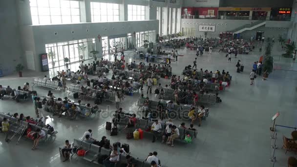 China-Apr 08.2017: viele Menschen in belebter Wartehalle. Eingang Flughafen & Bahnhof. — Stockvideo