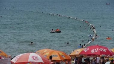 Çin-Ağu 08, 2016:People Denizi, bir sürü insan kalabalık banyo Plajı'nda yüzme. Çin'in Qingdao CIT