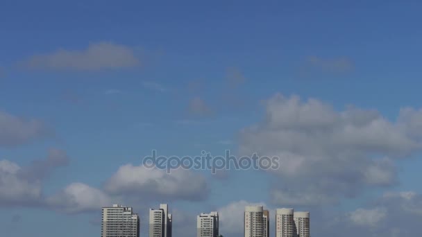 Movimento di nuvole in cielo, costruzione di grattacieli in città urbana. — Video Stock