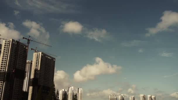 Movimiento de nubes de altocumulus en el cielo, construcción de rascacielos y andamios en las zonas urbanas — Vídeo de stock