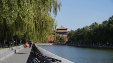 Çin-Eyl 08, 2016:Chinese eski binalar kule ve Pekin yasak nehirde güvenerek söğüt