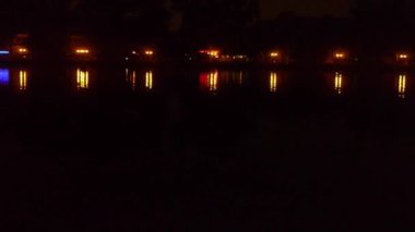 yansıma gölde görkemli Çin antik mimari aydınlatma ile.