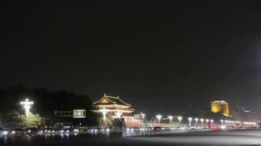 Çin-Eyl 08, 2016:Beijing Tiananmen Meydanı'na gece sahne, hareketli Chang'an Street, yoğun trafik.