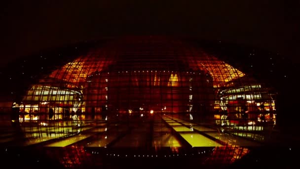 BeiJing Čína Národní Velké divadlo v reflexi ve vodě jezera na večer nig — Stock video