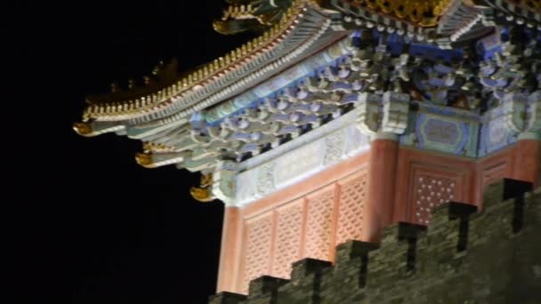 Beijing Forbidden City torentje in de nacht. Prachtige Palace grote muur bakstenen vleermuis — Stockvideo