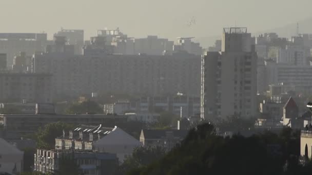 Panoramablick auf den BeiJing BeiHai Park Weißer Turm & Metropolhochhaus — Stockvideo