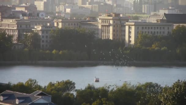 Vista panorámica del Parque BeiJing BeiHai y bandada de palomas blancas en el lago . — Vídeo de stock