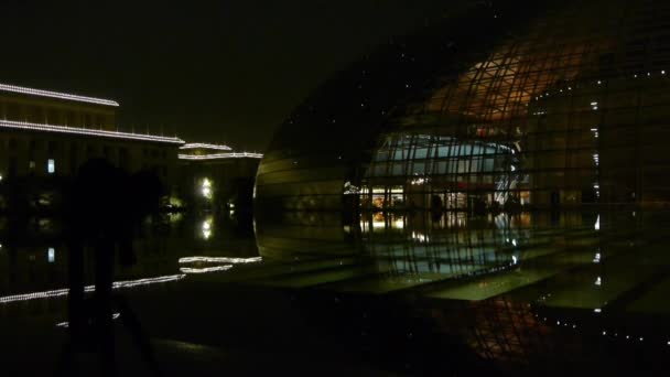 China-Sep 08,2016: BeiJing China Gran Teatro Nacional en reflexión en el agua del lago por la noche nig — Vídeos de Stock