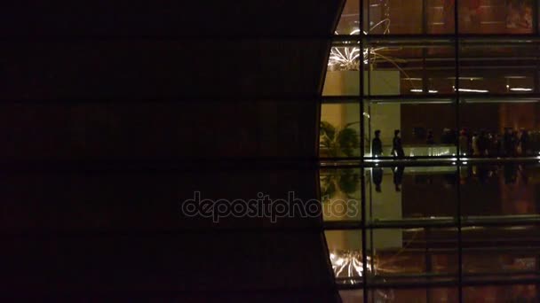 China-Sep 08,2016: Zoom BeiJing Gran Teatro Nacional de China en reflexión en el agua del lago por la noche — Vídeo de stock