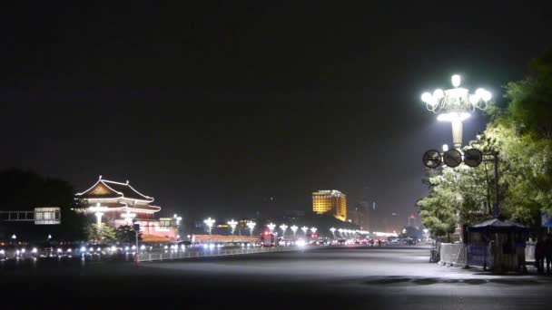 Cina-Set 08,2016: Bustling Chang'an Street scena notturna, Piazza Tienanmen Pechino, Traffico occupato . — Video Stock