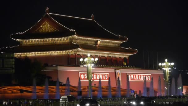 China-Sep 08,2016: Beijing Tiananmen Square fountains night, Street traffic.China Centro político . — Vídeos de Stock