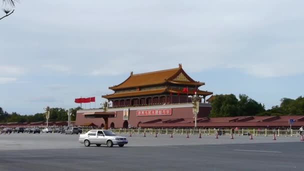 Cina-Set 08,2016: Piazza Tienanmen a Pechino scena nuvolosa soleggiata, Bustling Chang'an Street, traffico . — Video Stock