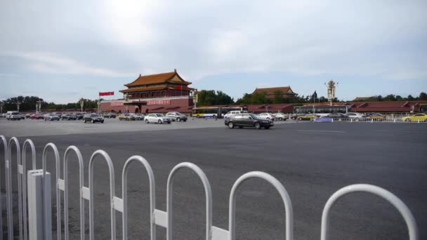 Çin-Eyl 08, 2016:Beijing Tiananmen Meydanı'na güneşli sahne, Bustling sokak trafik. Beyaz parmaklıklar. — Stok video