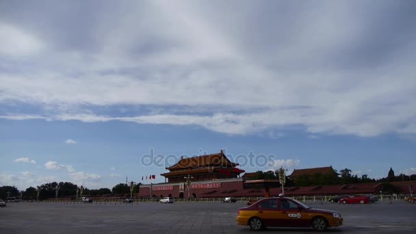 Beijing Tiananmenplassen Sunny Cloud Scene Bustling Street Traffic Timelapse – stockvideo