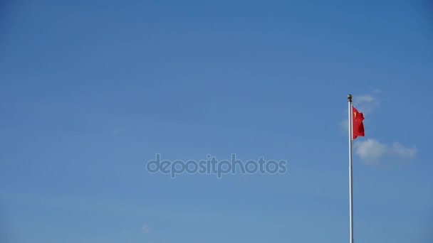 Drapeau rouge chinois flotte dans le vent & ciel bleu . — Video