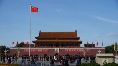 Çin-Eyl 08, 2016:Maozedong portre üzerinde Pekin Tiananmen Meydanı, sokakta, gizli Çinli turist