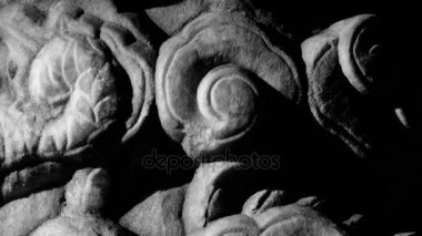 Yakın çekim taş sütunlar heykel ve bulut deseni oyma.