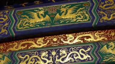 Muhteşem boyanmış kirişler. Çin Pekin antik mimarisi..