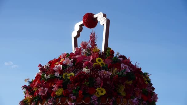 Gorgeous baskets full of flowers in wind. — Stock Video