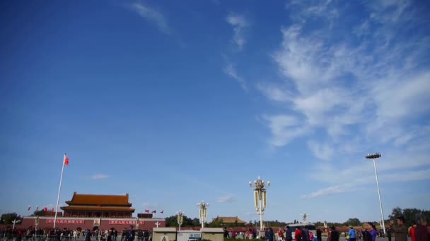 Maozedong portrét na náměstí Nebeského klidu Beijing, čínských turistů v ulici, mrak. — Stock video