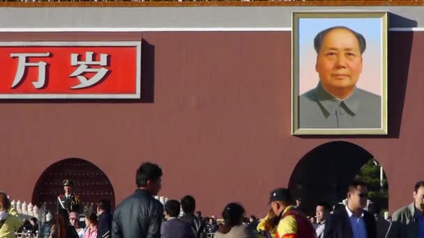 China-Sep 08,2016: MaoZeDong retrato y eslóganes en Beijing Tiananmen Square, turista chino en Stree — Vídeo de stock