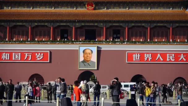 China-Sep 08,2016: MaoZeDong retrato y eslóganes en Beijing Tiananmen Square, turista chino en Stree — Vídeos de Stock