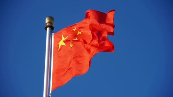 Kínai vörös zászló zuhan a szél & kék ég. — Stock videók