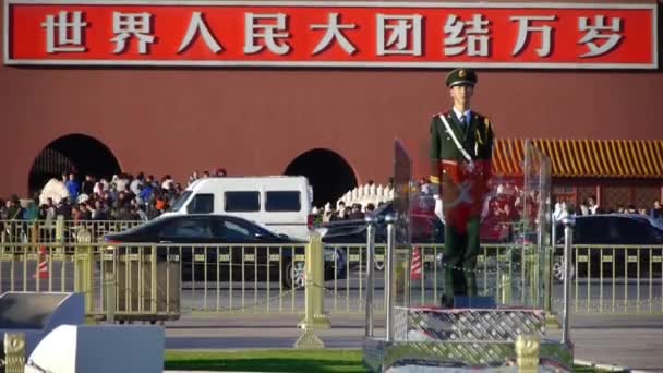 Chiny-wrzesień 08, 2016:Guard żołnierza na placu Tiananmen Pekinie Socjalistycznej slogan. Ruch uliczny — Wideo stockowe